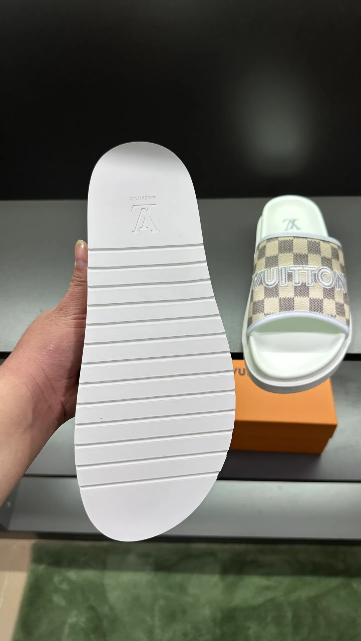 [L Home] P: 300💰Size: 38-45 Top purchasing lv men's summer slippers, classic presbyopia with soft real leather lining, unique color splicing effect, distinctive personality, fashionable and trendy essential style, light and comfortable. Lightweight and tough rubber insole, micro ridged foam outsole, super comfortable!